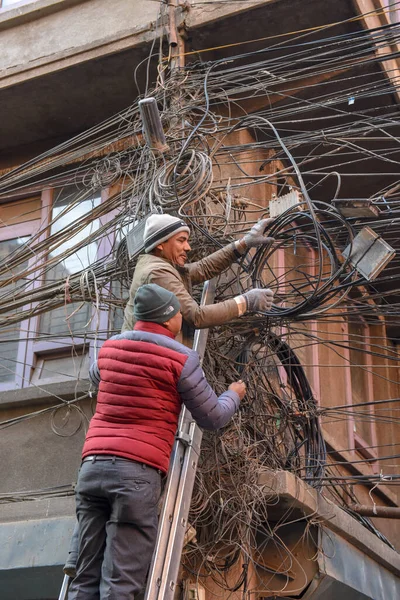 Katmandu Nepal Januari 2020 Arbetstagare Som Reparerar Mängd Insnärjda Elkablar — Stockfoto