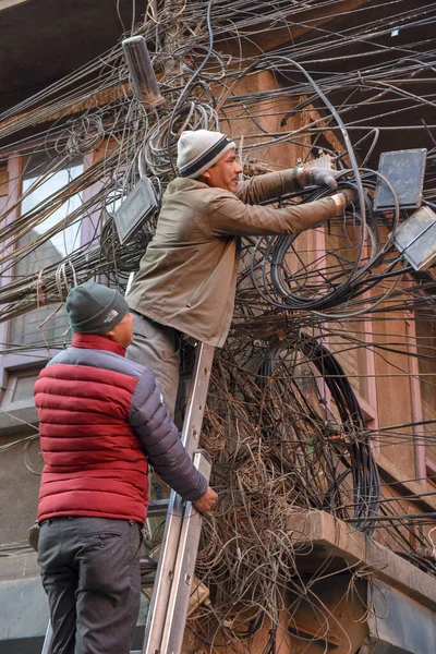 Katmandú Nepal Enero 2020 Los Trabajadores Reparan Una Multitud Cables —  Fotos de Stock