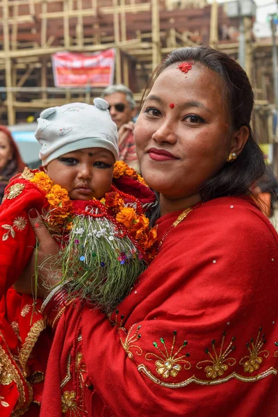 Kathmandu Nepal Janeiro 2020 Mulher Com Seu Filho Roupas Tradicionais — Fotografia de Stock