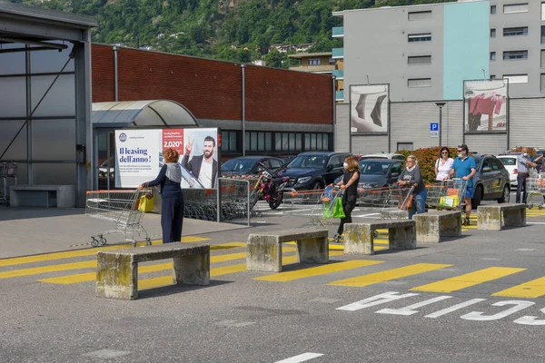 瑞士卢加诺 2020年5月9日 瑞士卢加诺市超市前排队等候的人群 原因是考龙病毒 Covid — 图库照片