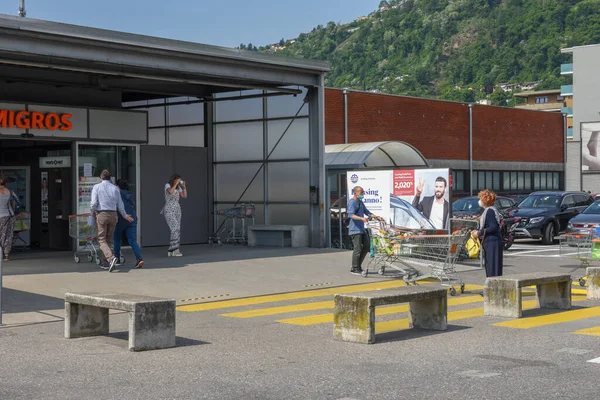 Lugano Suiza Mayo 2020 Personas Haciendo Cola Frente Supermercado Debido — Foto de Stock