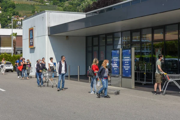 Lugano Suiza Mayo 2020 Personas Haciendo Cola Frente Supermercado Debido — Foto de Stock