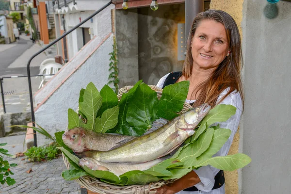 Lugano Switzerland Oktober 2016 Woman Hostess Fresh Fish Her Restaurant — Stock Photo, Image