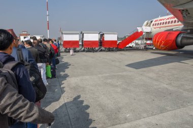 Katmandu, Nepal - 3 Şubat 2020: Nepal 'deki Katmandu uçağına binmek için insanlar hesaptan önce sıraya girdiler