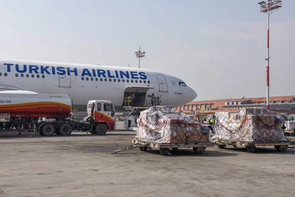 Katmandou Népal Février 2020 Avion Déchargeant Des Bagages — Photo