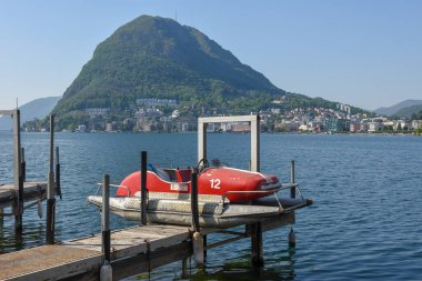 İsviçre 'deki Lugano göl kenarındaki Coronavirus sırasında iskelede pedallar vardı.