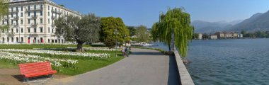 Lugano, İsviçre - 23 Nisan 2020: İsviçre 'deki Lugano göl kenarında kamu bahçesi