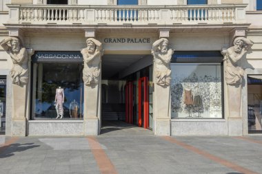 Lugano, İsviçre - 23 Nisan 2020: İsviçre 'deki Lugano' da moda mağazalarının vitrinleri