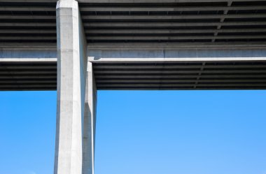 Alt beton köprü ve pilon üzerinde sky.