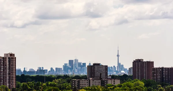 Förorts Lägenhet byggnader mot täta Toronto downtown. — Stockfoto