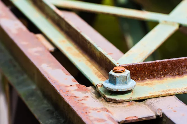 Detalle del tornillo metálico en piezas metálicas parcialmente oxidadas . —  Fotos de Stock