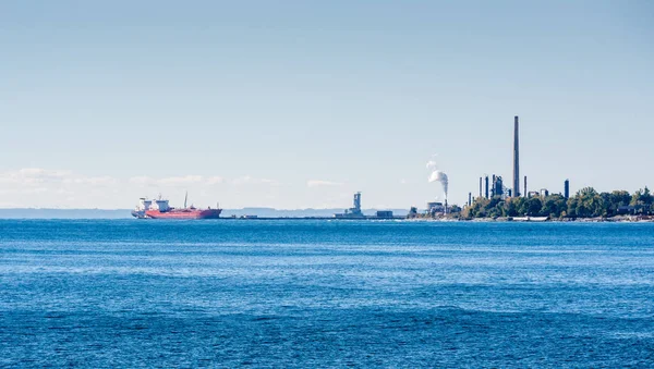 Tanker ships docked at lubricants plant on Lake Ontario. — Stock Photo, Image