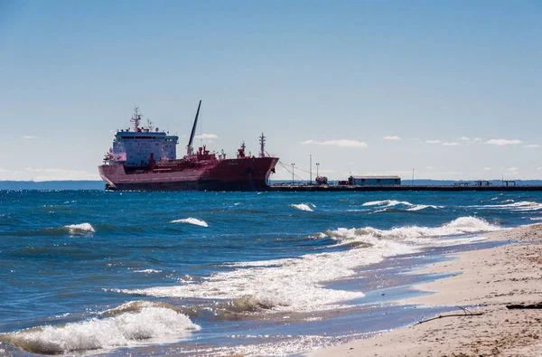 Tanker ship docked near beach on Lake Ontario. — Stock Photo, Image