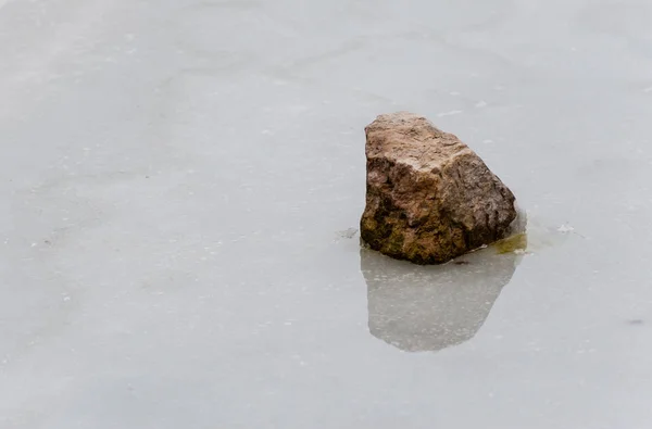 Enda rock återspeglas i smältande is. — Stockfoto