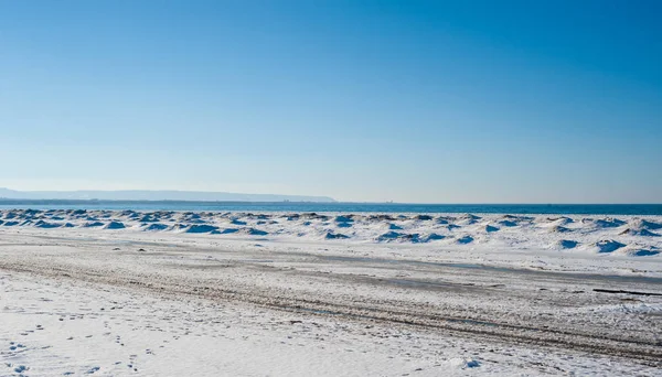 Frozen ice and sand dunes on beach in winter. — Stock Photo, Image