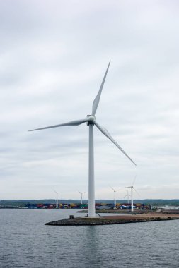 Büyük Rüzgar türbinleri yakınındaki Gothenburg, İsveç.