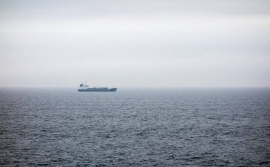 Büyük gemi sisin içinde Kuzey Denizi'nde seyahat.