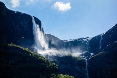 Sognefjord, Norveç kayalıkları üzerinde şelaleler.