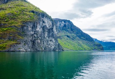 Uçurum ve Sognefjord, Norveç dağlarında.
