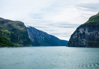 Daraltma kayalıklarla ve yamaçları Sognefjord, Norveç.