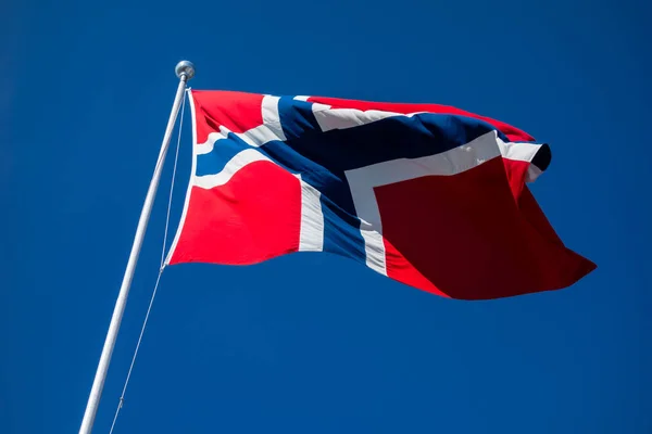 Bandeira da Noruega a bater ao vento . — Fotografia de Stock