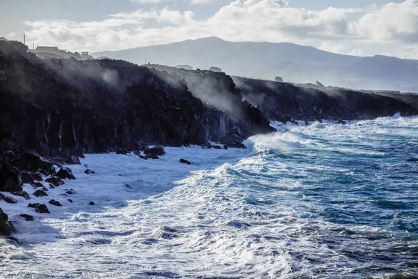 Havsvågor Stänk Ojämna Klippor Med Sprayreflekterande Solljus Azorerna Portugal — Stockfoto
