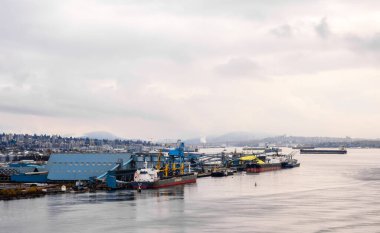 VANCOUVER, BC, CANADA - 30 Ekim 2018: Vancouver Limanı 'nın kuzey kıyısına çeşitli kargo gemileri yanaştı ya da demirledi.