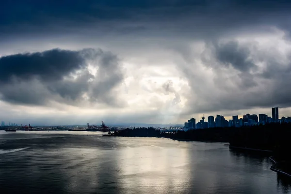 Sonne Bricht Durch Dunkle Wolken Dramatischem Kontrast Über Vancouver British — Stockfoto