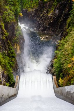 Kuzey VANCOUVER, BC, CANADA - 30 Ekim 2018: The Cleveland Barajı, büyük Vancouver bölgesine içme suyu sağlayan Capilano Gölü 'nü engeller..