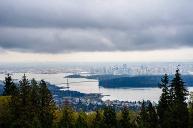 Vancouver Limanı ve Lions Gate Köprüsü 'ne giriş Vancouver, BC, Kanada' daki çevre şehirlerle.