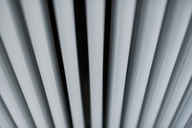 Isıtma radyatör ofiste, yakın. Beyaz ısı eşanjörleri. Demir alüminyum buhar radyatör. Boru deseni.