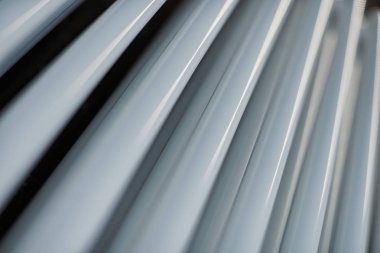 Isıtma radyatör ofiste, yakın. Beyaz ısı eşanjörleri. Demir alüminyum buhar radyatör. Boru deseni.