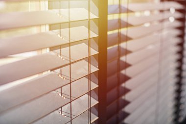 Ofis panjurları. Modern ahşap jalousie. Ofis toplantı odası aydınlatma aralığı kontrolü.