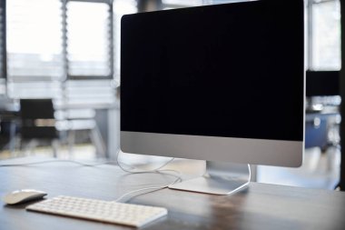 Modern işyeri. Tasarımcı için ofis iş yeri. Üretken çalışma için minimum masaüstü alanı. İşten çıkarma kavramı.