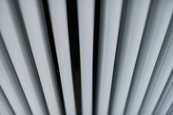 Värmeelement i kontor, närbild. Vita värmeväxlare. Ång kylare i järn aluminium. Rör mönster. — Stockfoto