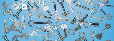 Anahtarlar mavi arka plan üzerine ayarlanır. Kapı kilit anahtarları ve mülkiyet güvenliği ve ev koruması için kasalar. Farklı antika ve yeni anahtar türleri.