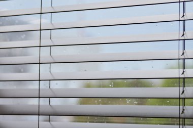 Ofis panjurları. Modern ahşap jalousie. Ofis toplantı odası aydınlatma aralığı kontrolü.