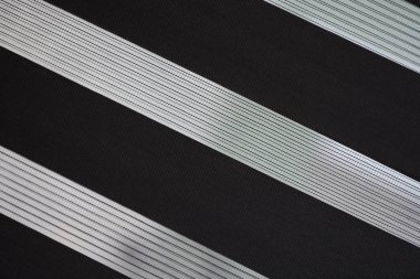 Ofis perdeleri. Modern kumaş jaluzileri. Ofis toplantı odası ışıklandırma aralığı kontrolü.