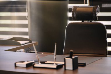 İş yeri işyeri. Şef, patron veya diğer çalışanlar için iş yerinde Güneş ışığı. Masa ve rahat sandalye. Yarı açık güneşliklerden ışık
