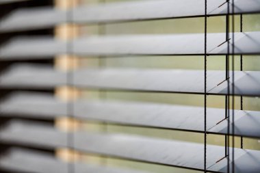 Ofis panjurları. Modern ahşap jalousie. Ofis toplantı odası aydınlatma aralığı kontrolü.