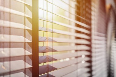 Ofis panjurları. Modern ahşap jalousie. Ofis toplantı odası aydınlatma aralığı kontrolü.