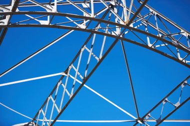 Ahırın iskeleti. Demiryolu inşaatının metal yapısı. Eski, terk edilmiş çelik bir depo..