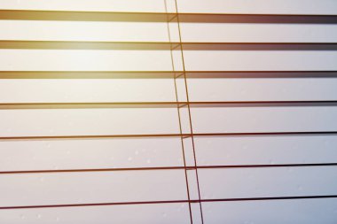 Ofis panjurları. Modern ahşap jalousie. Ofis toplantı odası aydınlatma aralığı kontrolü.