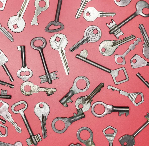 Τα κλειδιά είναι σε ροζ φόντο. Κλειδιά κλειδαριάς πόρτας και χρηματοκιβώτια για κατάλληλους — Φωτογραφία Αρχείου