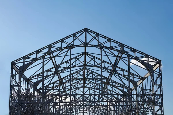 Frame of goods shed. Metal construction of railway building. Old abandoned steel warehouse for goods. — Stock Photo, Image