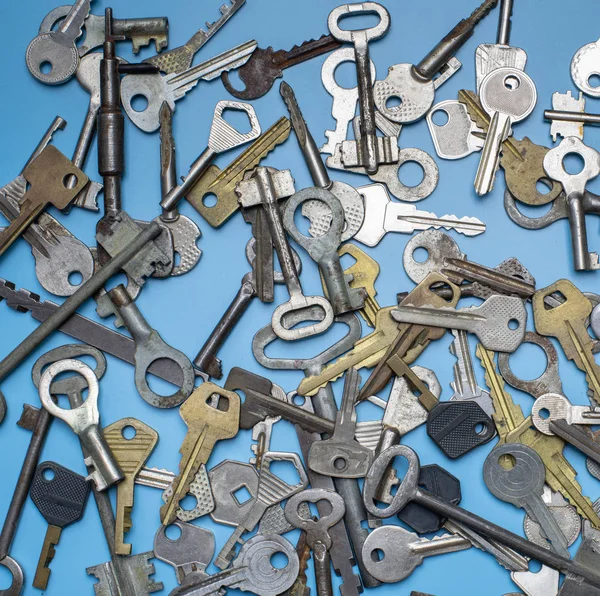 Toetsen ingesteld op blauwe achtergrond. Deurslot sleutels en kluizen voor woningbeveiliging en huis bescherming. Verschillende antieke en nieuwe soorten sleutels. — Stockfoto