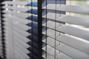 Ofis panjurları. Modern ahşap jalousie. Ofis toplantı odası aydınlatma aralığı kontrolü.