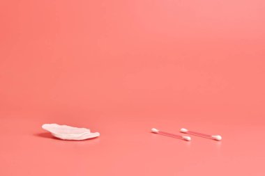 Pamuk pedler ve kulak çubukları. Kişisel hijyen bakım aletleri. Pembe arkaplan.