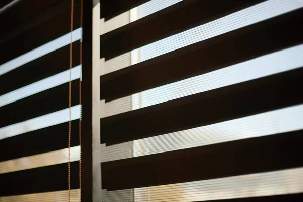 Офисные шторы. Современная ткань жалюзи. Управление диапазоном освещения конференц-зала . — стоковое фото