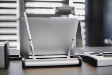 Ofis işyerinde dizüstü bilgisayar. Şef, patron ya da diğer çalışanlar için iş yeri. Not defteri çalışma masasında..